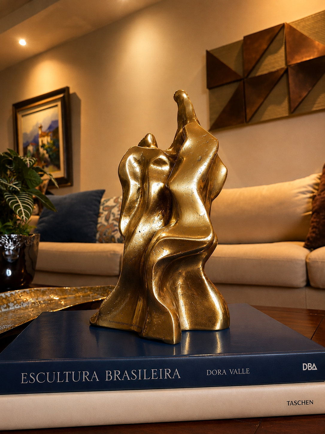 Escultura dourada em metal em ambiente residencial