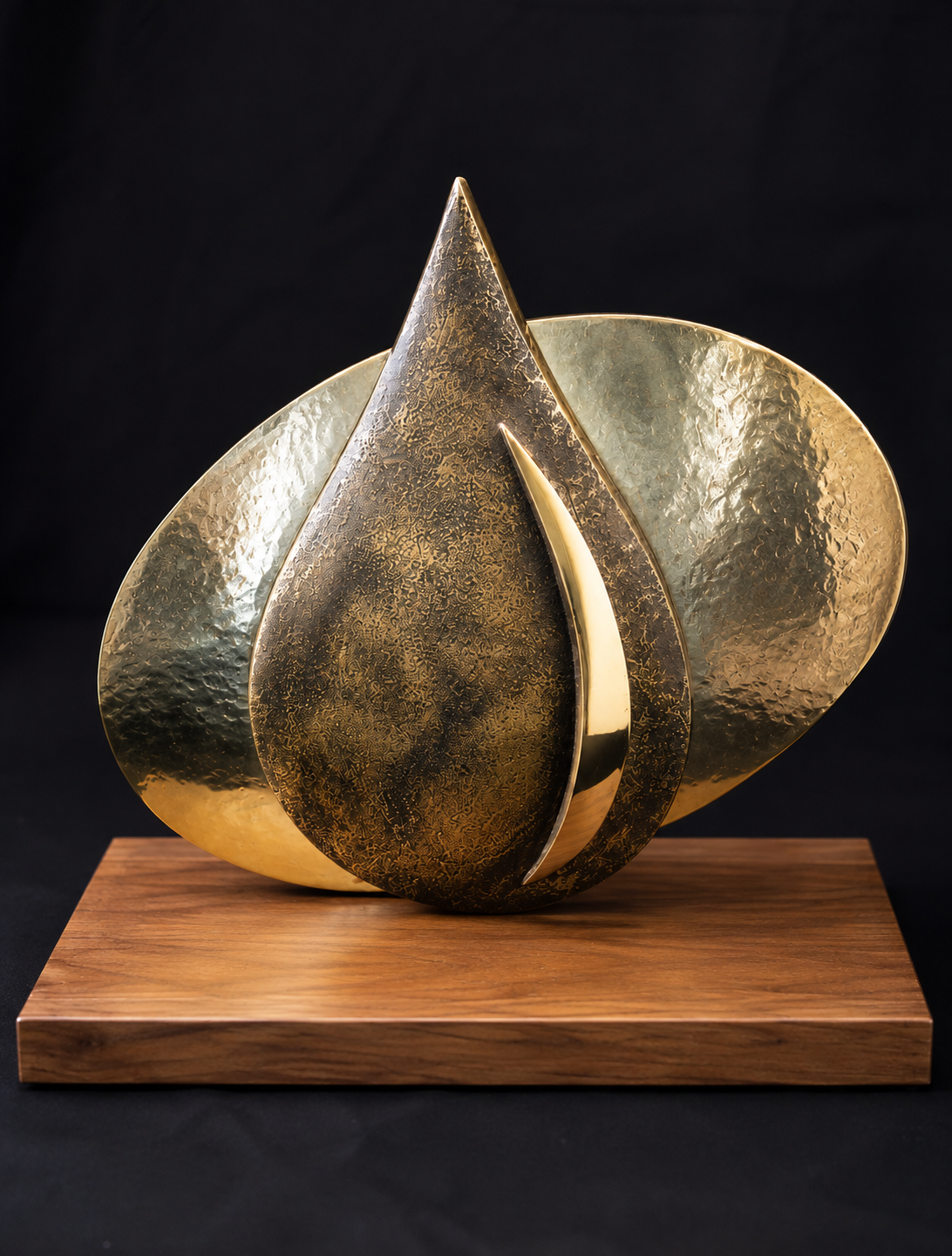 Escultura em metal dourado em formato de gota
