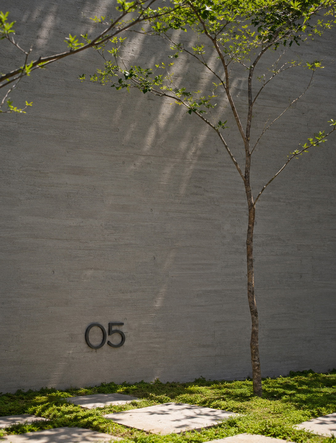 Número residencial 05 em metal integrado a muro de concreto e paisagismo