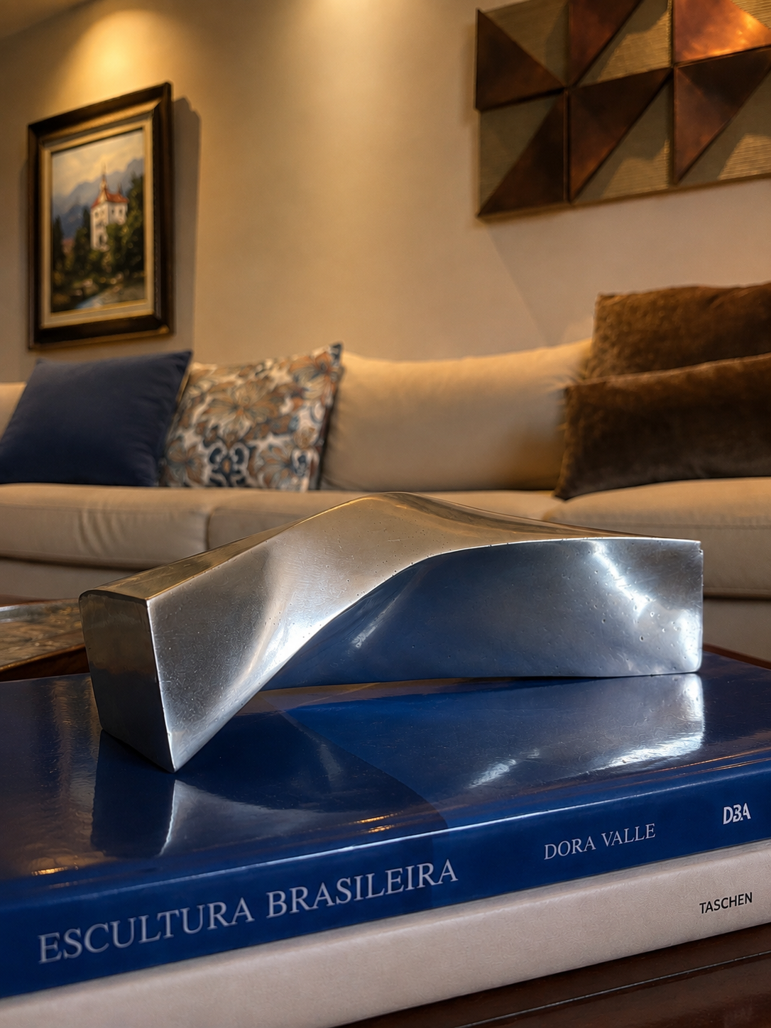 Escultura em metal prateado em ambiente residencial